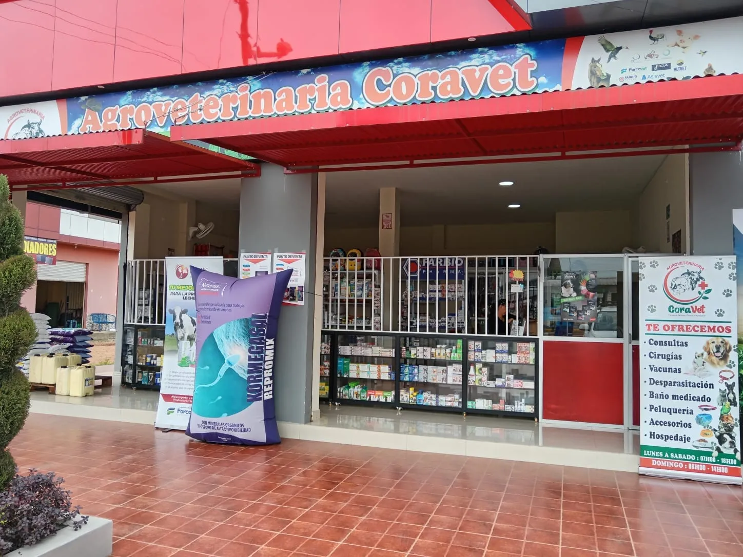 Farmacia veterinaria CoraVet con productos a la vista